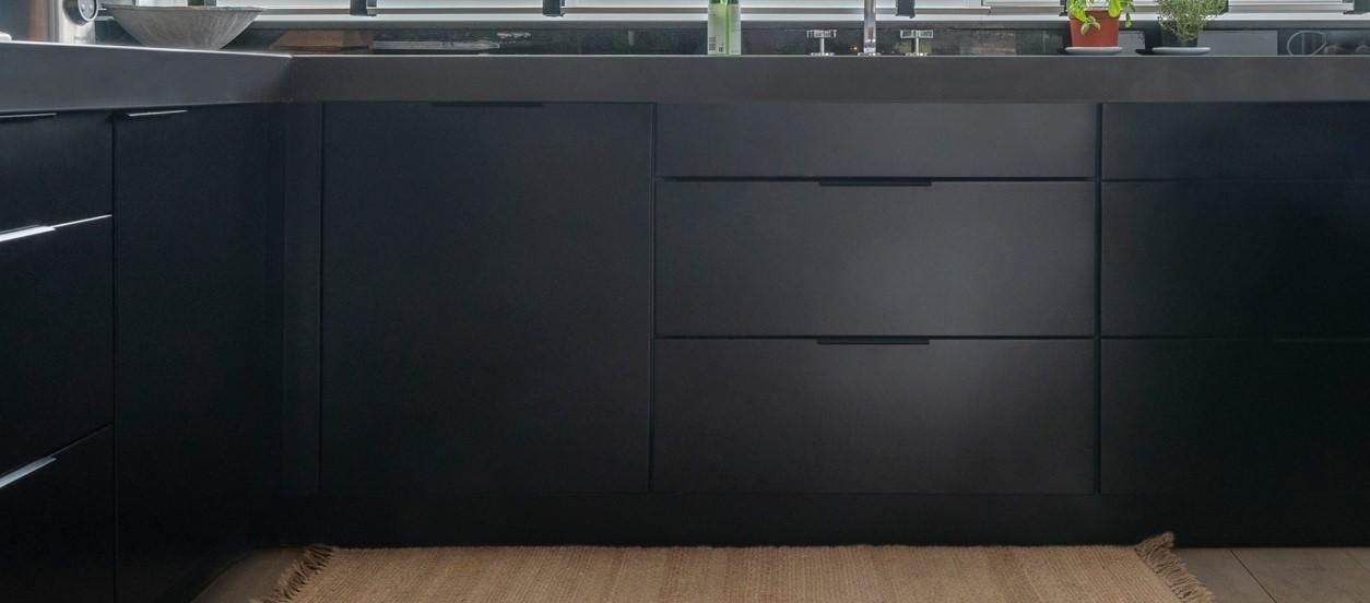 6380dcfe4e193_Keuken zwart gespoten.jpg