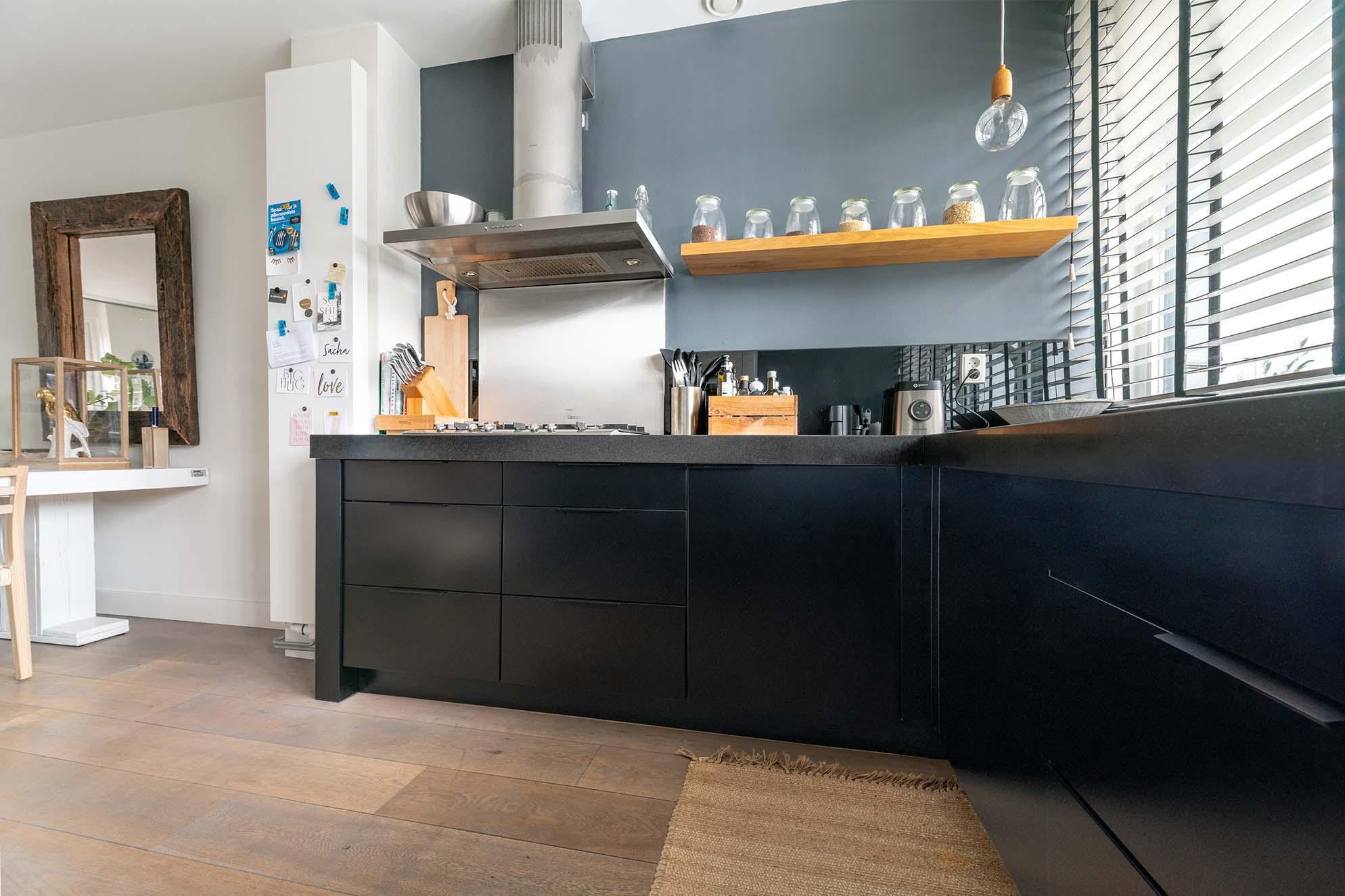 Keuken na spuitwerk zwart gespoten keukendeurtjes